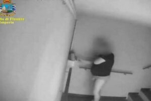 Assolto dopo 4 anni di gogna il vigile urbano che aveva timbrato il cartellino in mutande