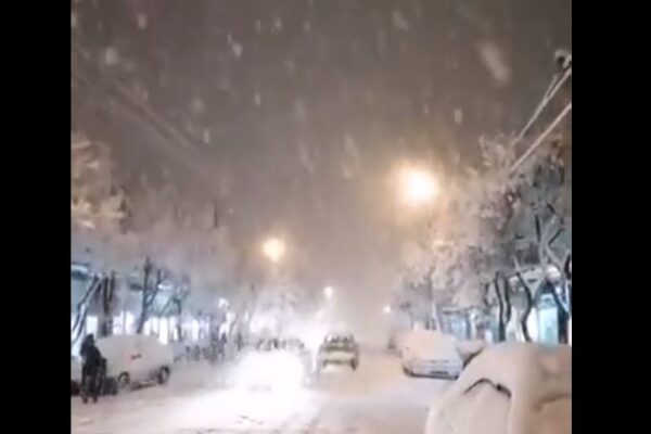 Incredibile nevicata in Iran, città paralizzate