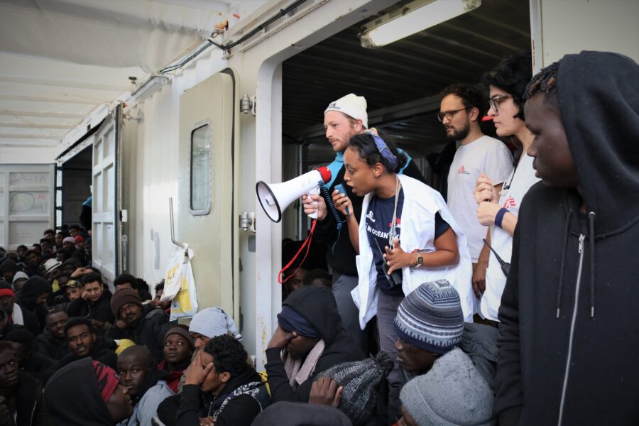 I 403 migranti della Ocean Viking diretti a Taranto. Salvini: “Denuncio per sequestro Conte e Lamorgese”