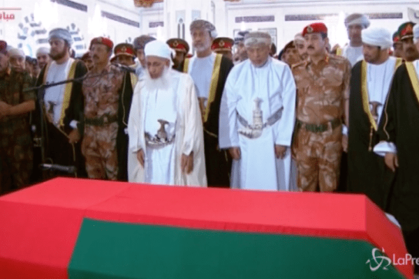 Morto il sultano dell’Oman, in migliaia ai funerali. Nel ’70 spodestò il padre