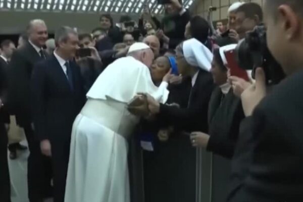 Il Papa scherza con una suora: “Non mordermi”