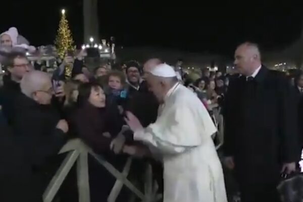 Papa Francesco strattonato da una donna, si arrabbia e reagisce. Poi le scuse