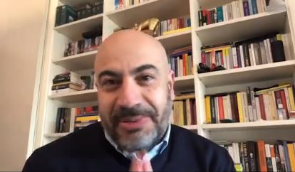 Delirio di Gianluigi Paragone che fa il verso a Di Maio con il ciuccio in bocca