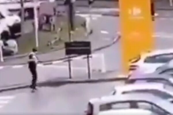 Parigi, grida “Allah Akbar” e accoltella passanti: un morto. Aggressore ucciso