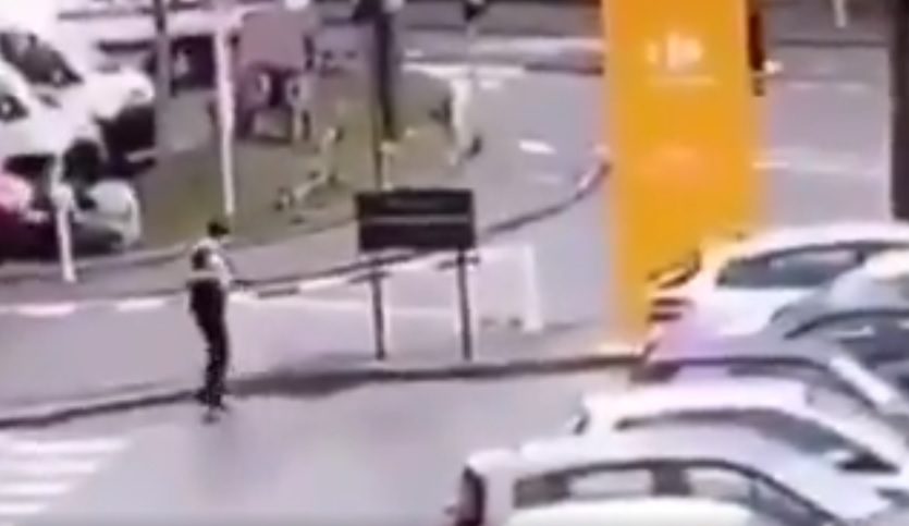 Parigi, grida “Allah Akbar” e accoltella passanti: un morto. Aggressore ucciso