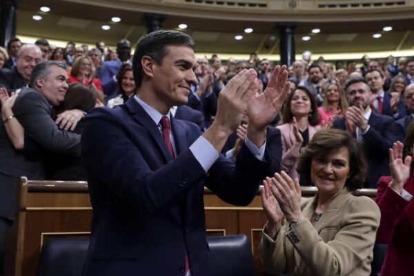 La Spagna ha un governo, il socialista Sanchez ottiene la fiducia