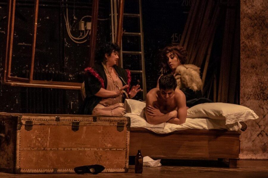 Omofobia e razzismo, una serata tra il pubblico ‘bene’ del teatro