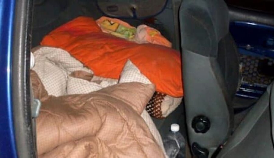 Tonia e la figlia non dormono più in auto: carta d’identità e un lavoretto per le due donne