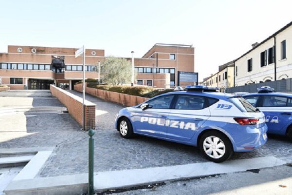 Mamma si dà fuoco davanti a Tribunale dei minori, è grave