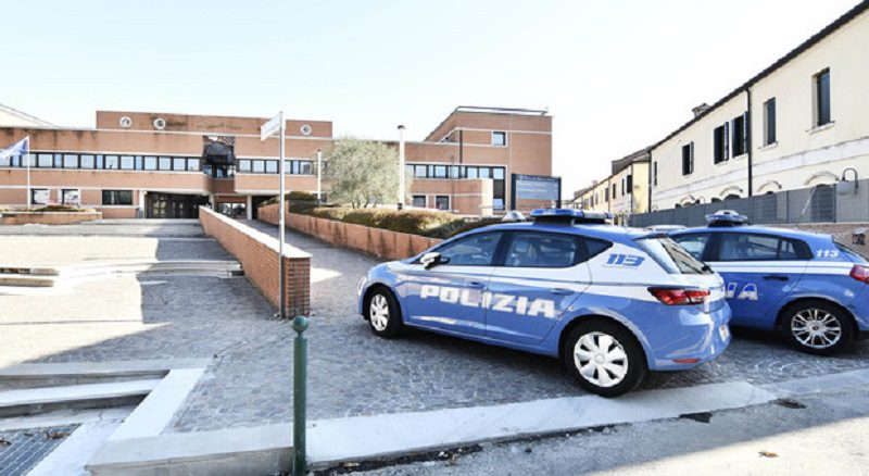 Mamma si dà fuoco davanti a Tribunale dei minori, è grave