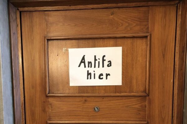 “Antifa hier”, Beppe Sala risponde così agli insulti antisemiti di Mondovì