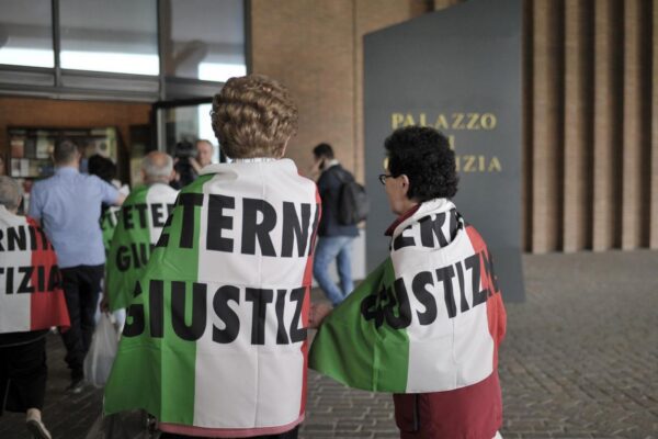 Inchiesta Eternit bis, Schmidheiny a processo per le 392 vittime dell’amianto