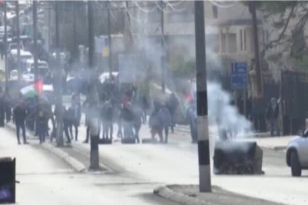 Proteste palestinesi contro il piano Usa, pioggia di lacrimogeni a Betlemme