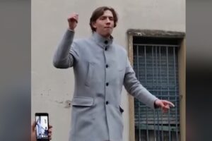 La Bestia di Salvini fa un’altra gaffe e bullizza la Sardina dislessica