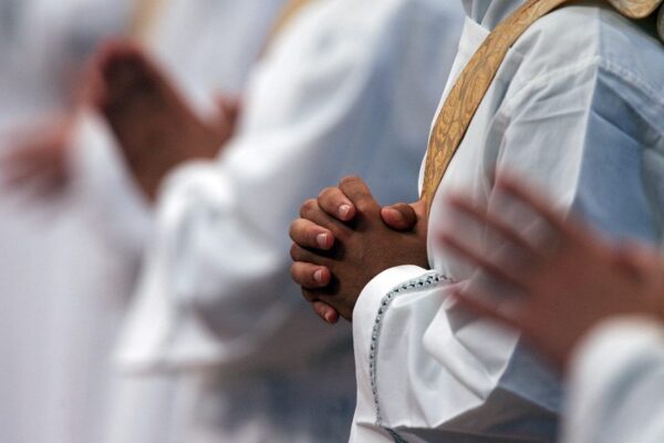 Abusi su due fratelli minorenni, 9 religiosi indagati: il caso denunciato anche dal vescovo