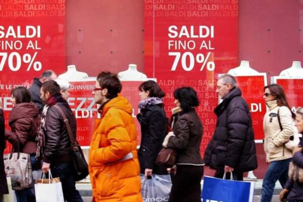 Saldi invernali al via con rischio ‘flop totale’: spesa media di 140 euro pro capite