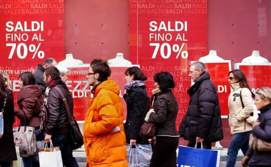 Saldi invernali al via con rischio ‘flop totale’: spesa media di 140 euro pro capite