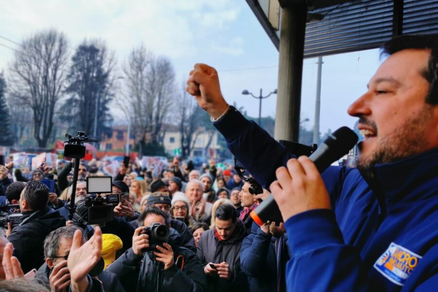 Emilia, Salvini dà appuntamento al bar per il caffè ma il titolare gli sbarra l’ingresso