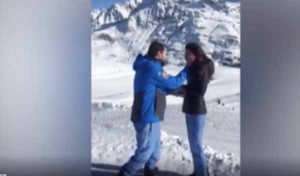 Salvini “imita” il Papa sui social: “Strattonato da una fan agitata…”