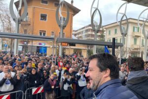 Gaffe al comizio leghista di Cattolica: parte “Romagna mia” nella versione napoletana Gaffe al comizio leghista di Cattolica: parte “Romagna mia” nella versione napoletana