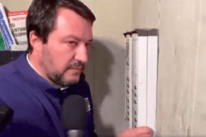 La ronda di Salvini in diretta Facebook apre uno strappo con Tunisi La ronda di Salvini in diretta Facebook apre uno strappo con Tunisi