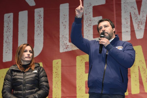 Salvini ‘rompe’ il silenzio elettorale sui social, scoppia la polemica