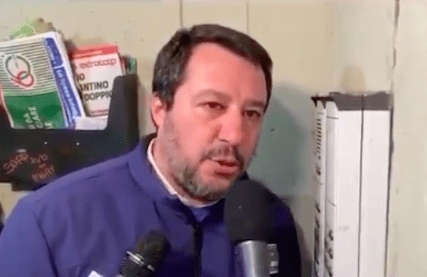 Bologna, la folle trovata di Salvini. Citofona a casa di un tunisino: “Lei spaccia?”