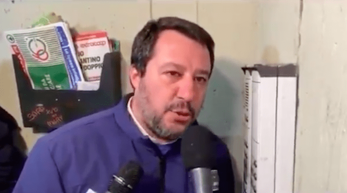 Bologna, la folle trovata di Salvini. Citofona a casa di un tunisino: “Lei spaccia?”