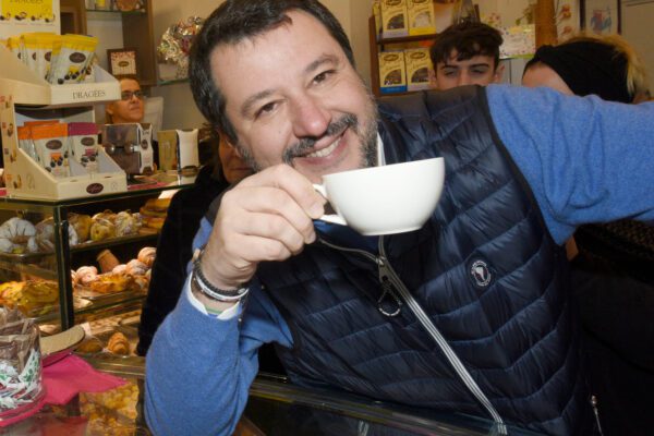 Ennesima gaffe di Salvini, denuncia un negozio di spacciatori nigeriani ma è di un italiano