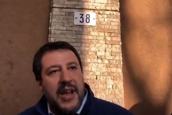 Salvini ci ricasca, ‘teatrino’ e gogna davanti negozio a Modena: “Qui dentro si spaccia”