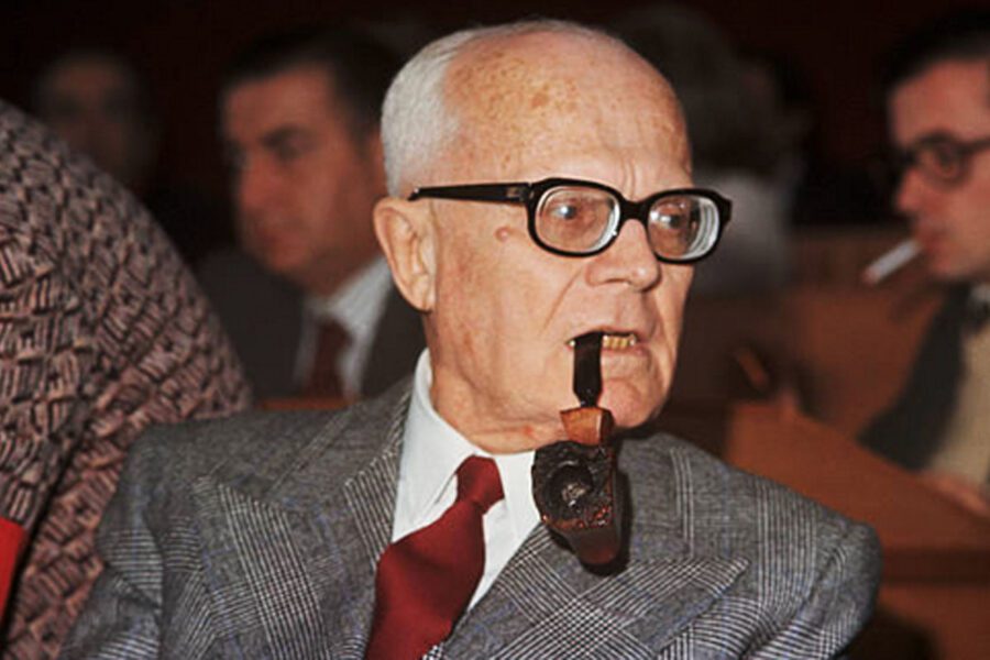 Sandro Pertini, il presidente partigiano nonno d’Italia: il bacio alla bandiera e quel “non ci prendono più”