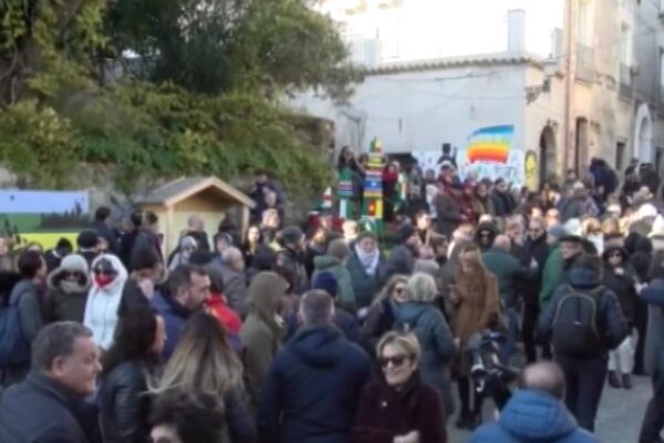 Le Sardine a Riace con Mimmo Lucano: “Epifania, ogni Salvini porta via”