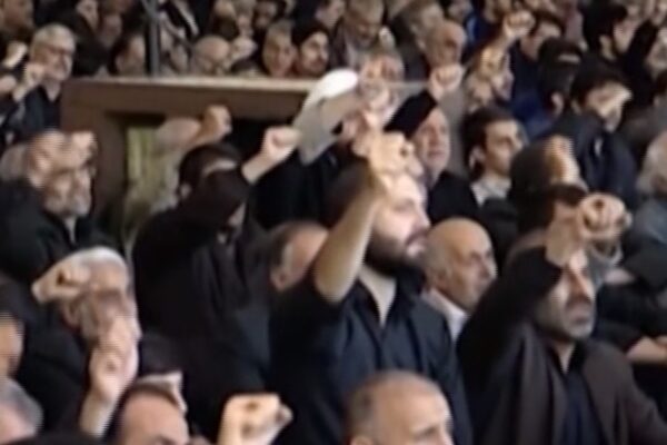 Iran, in migliaia cantano “morte all’America” dopo l’uccisione del generale Soleimani