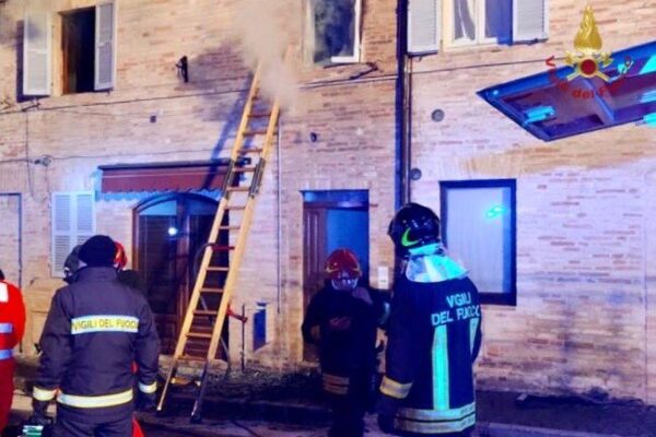 Bimba muore nell’incendio in casa, arrestata la madre: il rogo per ‘coprire’ l’omicidio