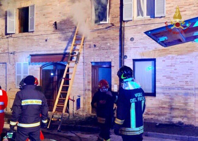 Bimba muore nell’incendio in casa, arrestata la madre: il rogo per ‘coprire’ l’omicidio