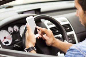 Codice della strada, si cambia: quasi 1700 euro di multa per chi usa lo smartphone mentre è alla guida