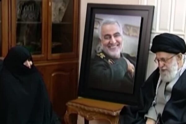 Morte Soleimani, l’Ayatollah Khamenei fa visita alla famiglia del generale