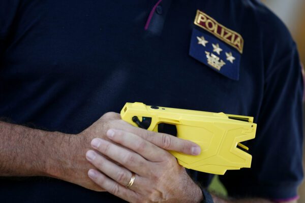 Taser alle forze di polizia, via libera (tra i dubbi) dal Consiglio dei ministri