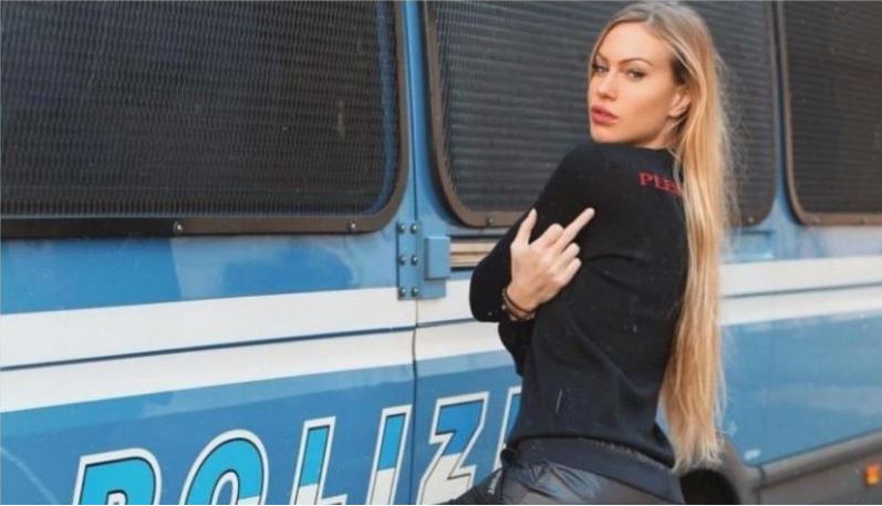 Dito medio davanti la camionetta della polizia, l’influencer Taylor Mega ‘cacciata’ dalla tv