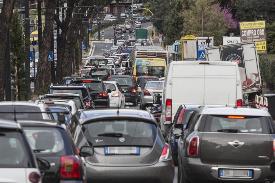 Roma e il Giubileo, troppi lavori in strada: i dipendenti comunali vanno in smart per dare l’esempio. La sconfitta esibita con orgoglio