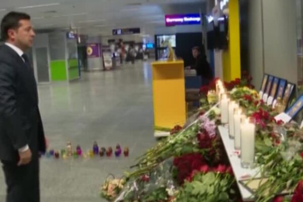 Aereo ucraino caduto, il presidente Zelenskiy depone fiori per l’equipaggio