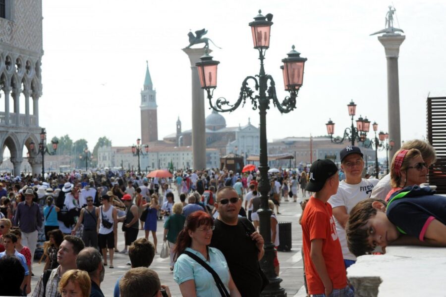 Psicosi coronavirus, insulti e sputi a turisti cinesi da una baby gang