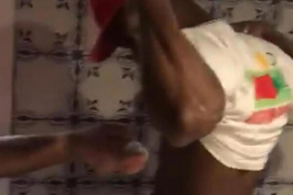 Deodorante spruzzato sui colleghi stranieri, condannati per razzismo