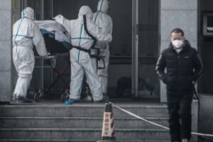Il ‘misterioso’ coronavirus si trasmette da uomo a uomo, la conferma dalla task force cinese