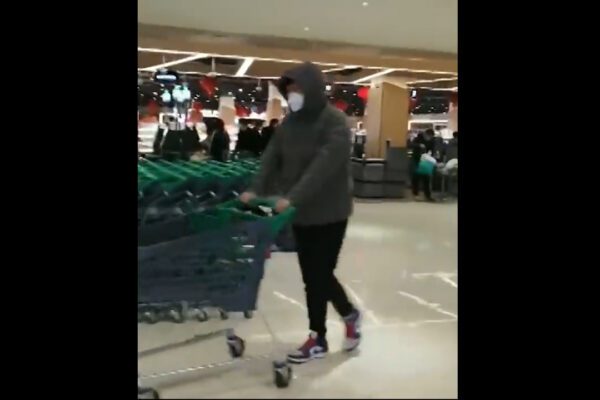 Per le strade di Wuhan, città fantasma da 11 milioni di abitanti