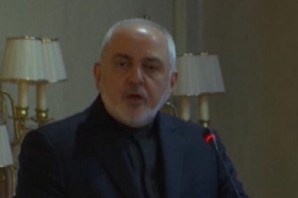 Iran, Zarif vuole vendetta contro gli Usa: “Riceveranno una risposta molto dolorosa”