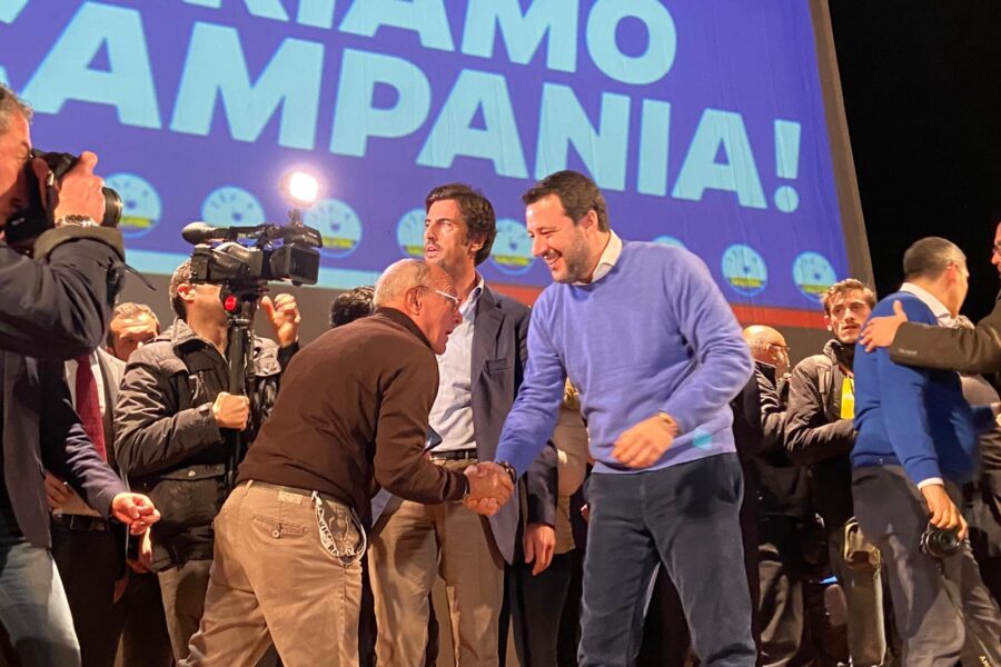 Salvini a Napoli tra le proteste: “Topolino è meglio di Conte”
