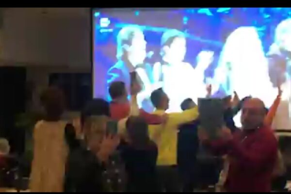 Ricchi e Poveri a Sanremo, la sala stampa fa il trenino