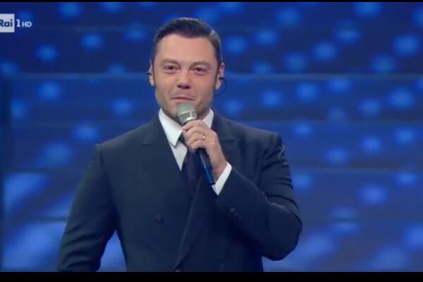 Sanremo, Tiziano Ferro canta “Alla mia età ” e il web impazzisce