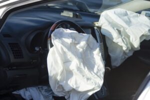 Scoppia airbag dopo tamponamento, neonato muore in ospedale